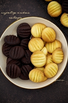 Składniki na około 20 - 30 ciasteczek:

120 g masła (nie margaryny do pieczenia), schłodzonego
3 łyżki cukru pudru
150 g mąki pszennej
kilka kropel ekstraktu lub aromatu wanilio...