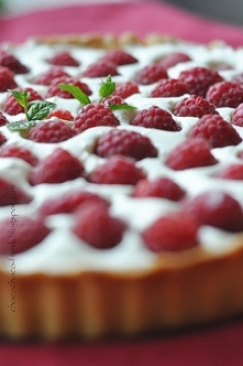 Kruche ciasto do tart
przepis Neli Rubinstein

120 g masła w temperaturze pokojowej
3 łyżki stołowe cukru (pomijamy przy tartach wytrawnych)
2 żółtka
1 szklanka (200 g) i 3 łyżk...