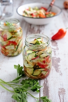 Zimowa sałatka z cukinii
(Źródło)

Składniki na 10 słoiczków o poj. 340ml
2kg cukinii
250g cebuli
2 czerwone papryki
1 papryczka chili 
4 ząbki czosnku
2  łyżki posiekanej natki...