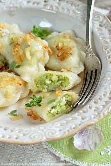 Pierogi z bobem 

ulubione ciasto na pierogi 
(np. maślankowe) - 
500 g mąki pszennej,
maślanka (tyle ile zabierze ciasto)

nadzienie -
400 g bobu,
200 g twarogu,
2 ząbki czosnk...