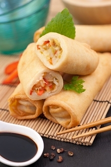 Przepis na sajgonki

Składniki (na ok. 25 sajgonek):

2 opakowania papieru ryżowego (2 x 50 g), 5 grzybków mun, duża marchew, 3-4 liście kapusty pekińskiej, cebula, 2 ząbki czos...