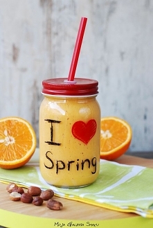 Koktajl z orzechami laskowymi 


    1/2 szklanki wody kokosowej
    garść orzechów laskowych
    1 marchewka
    2 pomarańcze
    ananas (użyłam wcześniej zamrożonego - około 1...