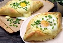 Ciasto:

 ok. 500 g mąki pszennej (u mnie wrocławska)
1/4 szklanki ciepłej wody
1 szklanka maślanki (temp. pokojowa)
10 g suchych drożdży (ja użyłam jedno opakowanie, 7g)
1 jajk...