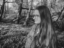 Okularki i jeansowa kurtka