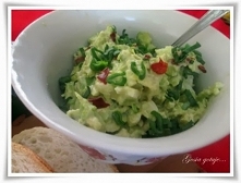 Pasta z jajek i awokado z d...