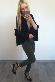 Bluzka idealna na wiele okazji. Prosty krój w połączeniu z kuszącym rozcięciem to prawdziwy majstersztyk.