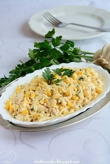 Sałatka hawajska z ananasem, kurczakiem, selerem, kukurydzą

Składniki:
1 puszka ananasa
1 puszka słodkiej kukurydzy konserwowej
1 słoik selera konserwowego
100 g sera żółtego w...