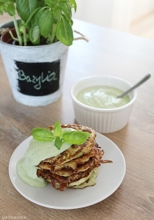 Proste placuszki z cukinii z sosem z awokado i bazylii - pyszne i zdrowe! :)