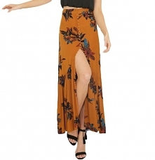 Spódnica do połowy łydki z rozcięciem, falbaną i guzikami. Pięknie zdobiona w kwiaty w stylu boho. Kliknij w zdjęcie i zobacz, gdzie ją kupić.