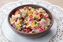 Bardzo kolorowa, szybka w wykonaniu sałatka nadaje się w sam raz na przyjęcie gości lub na co dzień. Jej wykonanie zajmie Ci dosłownie 10 minut. Prezentuje się niesamowicie apet...