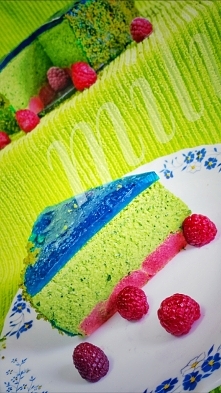 Lesny mech na zimno??? Tak:) wykorzystując galaretkę oblalam wierzch i boki a do jeszcze niestężałej dodalam okruchy z tradycyjnego ciasta.