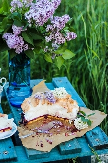 Co powiesz na takie proste ciasto?
Kruchutki spód, warstwa ulubionego dżemu i bardzo duża ilość masy piankowej z białek, które są króciutko zapiekane. 
Piankowiec - niezwykle de...