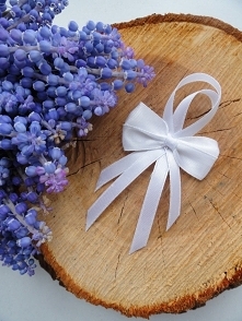 Wykonuję takie piękne kotyliony weselne na zamówienie. 
Więcej informacji udzielę w wiadomości prywatnej na moim fanpage' u (link w opisie) bądź na maila: ulcia1710@poczta....