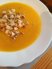 zupa krem z grzankami i slonecznikiem.