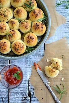 Buleczki z żółtym serem Składniki : 1 szklanka ciepłej wody, 10g suszonych drożdży, 1/3 szklanki oleju, 1 łyżeczka soli, 1 jajko, 3 1/2 szklanki mąki,150g sera żółtego pokrojone...