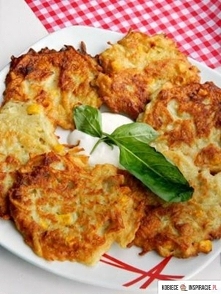 Placki ziemniaczane z kurczakiem i kukurydzą

Składniki na ok. 20-25 sztuk:
-ok. 1/2 kg ziemniaków
-1 cebula
-1 ugotowana pierś z kurczaka
-1 mała puszka kukurydzy (200g)
-2 jaj...