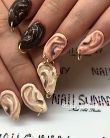 Uszy... Nauka anatomii czy ...