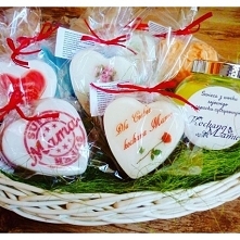 Kosz dla Mamy. 7 mydełek + świeca
Oferta zawiera w sobie kosz +7 sztuk mydełek personalizowanych (80g każde mydełko)+ świeca z wosku sojowego o zapachu cytrynowym (190ml) -możli...