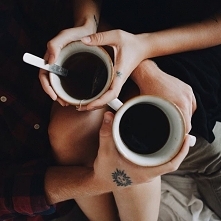 ''Z żoną czasem się człek kocha, ale głównie rozmawia. Trzeba mieć o czym." 

Artur Baniewicz, Gadzie gody