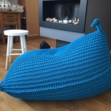 Dziergana pufa to nie tylko wygodne siedzisko, ale dzięki wyrazistemu ściegowi i kolorowi, będzie stanowiła też prawdziwie dekoracyjny, zwracający uwagę element. Ten pufy będzie...