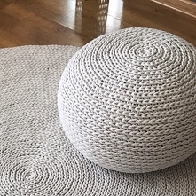 Dziergana pufa to nie tylko wygodne siedzisko, ale dzięki wyrazistemu ściegowi i kolorowi, będzie stanowiła też prawdziwie dekoracyjny, zwracający uwagę element. Ten pufy będzie...