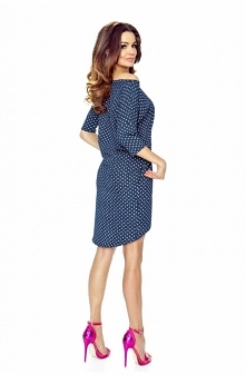 Asymetryczna sukienka przysłaniająca niedoskonałości figury.