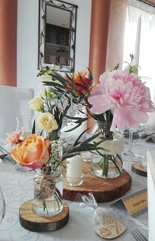 Kwiaty na stołach weselnych