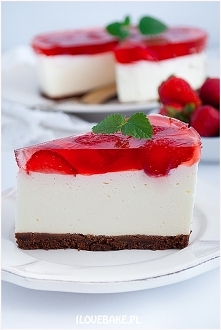 Sernik na zimno z mascarpone i truskawkami