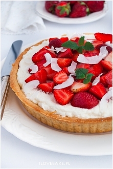 Tarta Rafaello z truskawkami