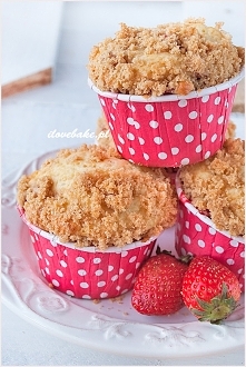 Jogurtowe muffinki z truskawkami i kruszonką