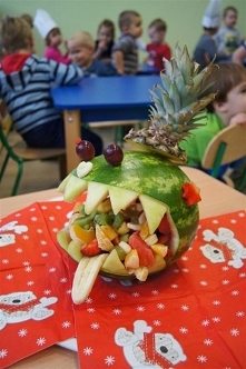 potwornie pyszna sałatka owocowa „Dino”