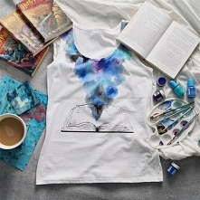 PROMOCJA -40%! :)  Koszulka ręcznie malowana specjalnymi farbami do tkanin, które nie spierają się.
Po wyschnięciu obrazek utrwalany jest w wysokiej temperaturze, przez co nie s...