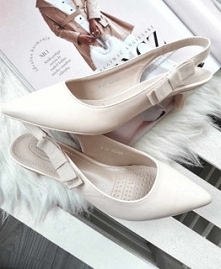 Beżowe czółenka na niskim obcasie- do eleganckich zestawień.