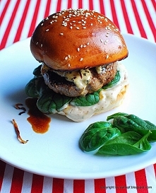 burger z karmelizowaną cebulą i serem pleśniowym