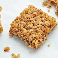 BATONIKI OWSIANE Batoniki są pyszne słodkie, wilgotne, nie twarde, mają ładny jasnozłoty kolor i są przygotowane zgodnie z dietą strukturalną której piastuję i polecam, z całości wychodzi około 12 batoników, każdy z nich ma około 171 kcal Składniki:  -80g masła -200ml mleka -5 łyżek brązowego cukru -1 łyżka miodu -200 g płatków owsianych górskich -50g dowolnych posiekanych orzechów Wykonanie: w rondlu roztapiamy masło, dodajemy mleko, cukier oraz miód i wszystko mieszamy ,aż do rozpuszczenia,  dosypujemy płatki owsiane oraz orzechy i mieszamy dokładnie, aż masa zgęstnieje , gdyby masa była zbyt gęsta dolewamy mleko natomiast gdyby wyszła zbyt płynna dodajemy więcej płatków (uwaga masa lubi się przypalać więc ostrożnie),  gotową masę rozsmarowujemy na grubość 1,5 cm na blaszce wyłożonej papierem do pieczenia i pieczemy 20-30 minut w piekarniku nagrzanym do 170ºC,  po przestudzeniu kroimy na dowolne kształty