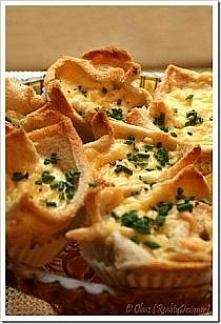  



Crack'n egg 

12 kromek chleba tostowego 
6 łyżek majonezu 
4 jajka 
3 łyżki śmietany 
200 g sera cheddar 
szczypiorek do posypania 
sól, pieprz

Piekarnik nastawić na...