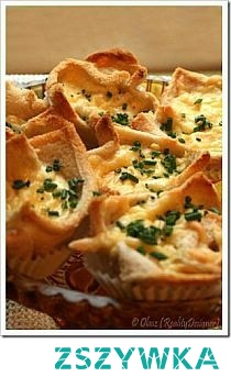  



Crack'n egg 

12 kromek chleba tostowego 
6 łyżek majonezu 
4 jajka 
3 łyżki śmietany 
200 g sera cheddar 
szczypiorek do posypania 
sól, pieprz

Piekarnik nastawić na temperaturę 180˚C i włączyć - nagrzeje się akurat jak będzie potrzebny :)

Odkroić skórki z chleba, same kromki rozwałkować (tak, tak - wałkiem do ciasta) na cienko, 
posmarować z obu stron majonezem, zwracając szczególną uwagę na rogi. 
Foremkę muffinkową wyłożyć kromkami, tak jakby się to robiło papierem do pieczenia.

W dzbanku z dziubkiem rozkłócić jajka ze śmietaną, solą i pieprzem. 
Ser zetrzeć na tarce o dużych oczkach. 
Do miseczek powstałych z kromek chleba rozlać masę jajeczną, a na wierzch każdej nasypać startego sera.

Zapiekać w piekarniku rozgrzanym do temperatury 180˚C tak długo, aż chleb się zezłoci.

Po wyjęciu z piekarnika odstawić na ok. 5 minut, potem wyjąć z formy i podawać ciepłe, lub po wystudzeniu na kratce, posypane posiekanym szczypiorkiem.

Smacznego!