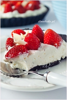Tarta z truskawkami i bitą ...