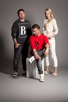 Klasyczna bluza z nadrukiem B