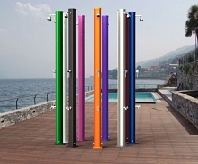 Kolorowe prysznice solarne do basenu i ogrodu. Oferta: TAPIS.PL