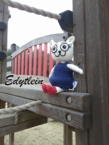 Kotek posiada nóżki, które umożliwiają siadanie i chodzenie