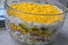 Warstwowa sałatka z tuńczykiem