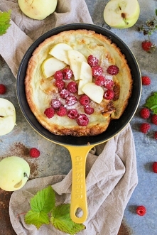 Piecony nalesnik Dutch Baby - po upieczeniu twory talerzyk, idealny, by nafaszerowac go ulubionymi owocami. 

Zobacz przepis po kliknięciu w zdjęcie.