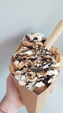 Gofr, dwie gałki lodów, bita śmietanka, orzeszki, ciasteczka, polewa czekoladowa oraz karmelowa 