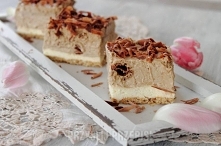 Kremowe ciasto cappucino bez pieczenia

ok. 130 g herbatników maślanych, pełnoziarnistych (np. Bonitki)

Masa biała:
200 g słodkiej śmietany
150 g białej czekolady
250 g kremowe...