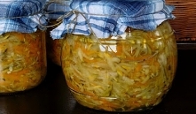 Słodko - kwaśna sałatka z cukinii do słoików