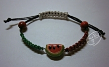 Kto ma ochotę na arbuza w biżuteryjnym wydaniu? :)

Bransoletka pleciona wykonana jest prostym makramowym splotem, a sama zawieszka - zrobiona z modeliny! :)

Po więcej KLIKnij ...