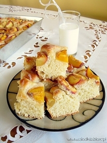 Ciasto jogurtowo – drożdżowe z brzoskwiniami i lukrem