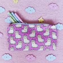 Znasz kosmolaty? To niezwykłe, przyjazne stworki, które możesz zabrać ze sobą do szkoły. Piórnik z tym niezwykłym patternem to sprawdzony sposób na przełamanie szkolnej rutyny!