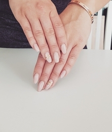 beżowe pazurki ze złotem